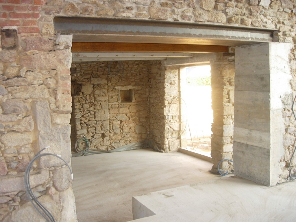 Ouverture de mur en pierre, en béton à Saint-Priest-Bramefant